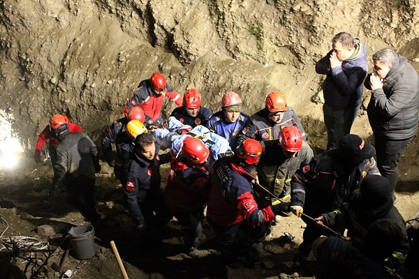 Baba ve oğlunun kuyuda mahsur kalması üzerine bölgeye 100’den fazla ekip sevk edildi. Yaklaşık 10 saat süren kurtarma çalışmasının ardından 15 metre derinliğe ulaşan ekipler, baba Aytuğ Demir ile oğlu Batu'nun cansız bedenine ulaştı