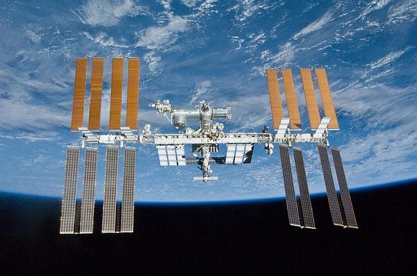 Bir Rus uzay ajansı yetkilisi, sızıntının muhtemelen ISS'deki radyatörlerden birine çarpan bir mikrometeoritten kaynaklandığını söyledi.