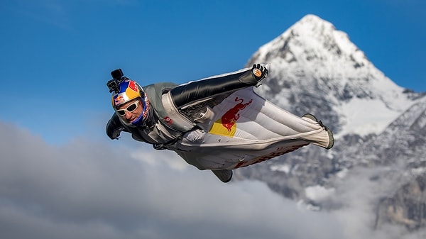 7.5 kilometre ile dünyanın en uzun wingsuit uçuşunu gerçekleştiren Fred Fugen'in o anları GoPro ödülüne de layık görülürken, o enfes uçuş anları da GoPro tarafından 360 derece olarak paylaşıldı.