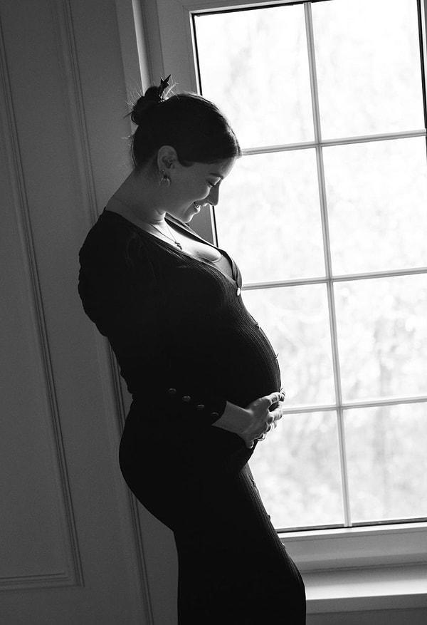 Sevilen oyuncu Hazal Kaya, ikinci bebeğini kucağına almak için gün sayan isimlerden...