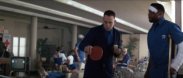 6. Forrest Gump (1994) filminde Forrest karakteri Çin'e gittiğinde masa tenisi oynama stili baştan aşağı değişiyor.