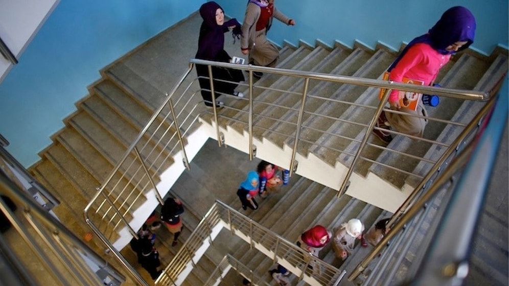 Türban Takmayan Öğrenciye Hakaret Eden Müdüre 'Uyarı' Cezası