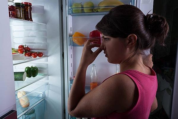 5. Buzdolabının içerisindeki kötü kokuyu yok etmek için buzdolabının içerisine bir tabak kahve veya kabartma tozu koyun.