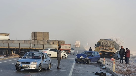 12 Aracın Karıştığı Zincirleme Kaza: 2 Kişi Öldü, 12 Kişi Yaralandı