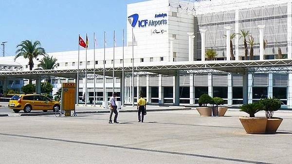 Cumhurbaşkanı Recep Tayyip Erdoğan’ın katılacağı Antalya’daki etkinlikler için Antalya Havalimanı'na giden yollar kapatılırken, havaalanına gitmek isteyen gazeteci Vahap Munyar polis tarafından tehdit edildiğini açıkladı.