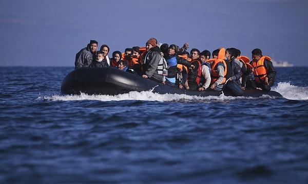 Yunanistan'ın Ege Denizi'nde düzensiz göçmenleri geri itmesi İHA ile tespit edilmişti