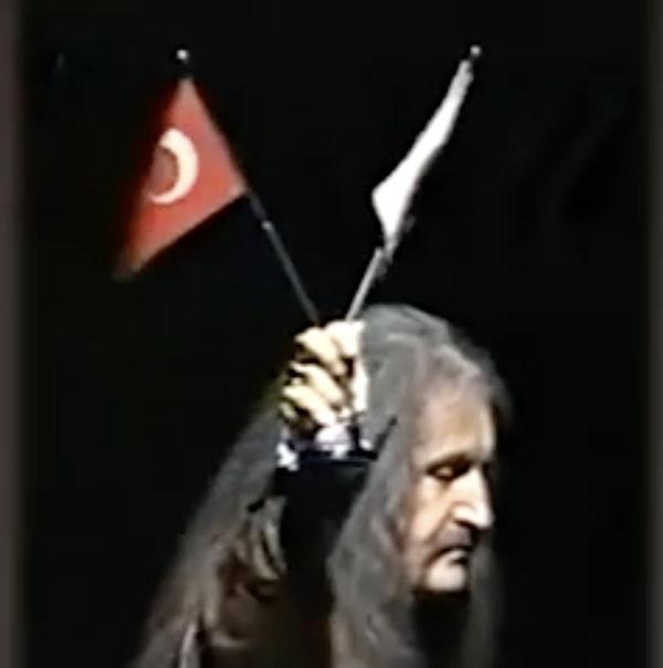 Türk müziğinin efsane ismi Barış Manço'nun yıllar öncesine ait görüntüleri ortaya çıktı. Sevilen sanatçı 1995 yılında Japonya Osaka'da sahne almış.