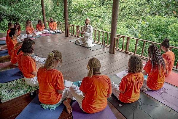 Dini amaçlı ya da meditasyonu destekleyen kamp, organizasyon ve seyahatlerin içerisinde olabilirsiniz.
