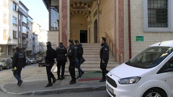 Olay, Karadeniz Mahallesi'nde bulunan Paşaçayırı Camii'nde saat 13.30 sıralarında meydana geldi.