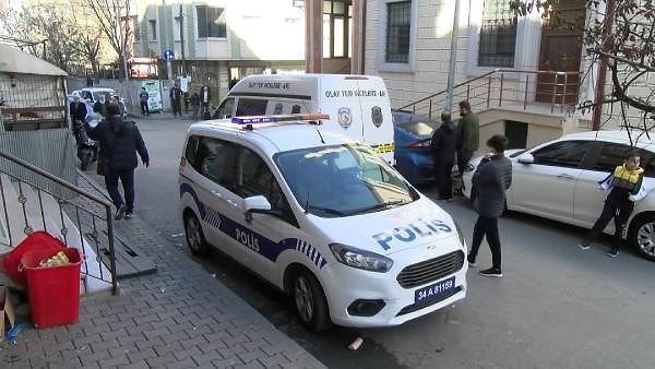 Cami cemaatinden Ahmet Güneş, "Namaza camiye geliyor ezan okunurken bir anda panik yaşandı ne olduğunu anlamadık. İnsanlar panik içinde kaçmaya başladı. Silahlı saldırgan çevredekileri tehdit ederek kaçtı gitti. Sonra içeri girdik namaz kılarken kafasına sıkmış yatıyordu." dedi.