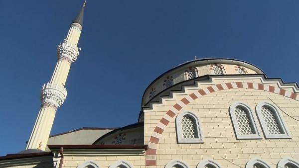 Camide namaz kılmaya gelenlerden biri, "Ezan okunurken bir el silah sesi geldi. O an yakalayın diye bir bağrışma oldu. Birisinin kafasından vurulduğunu gördüm. Herkes kaçınca ben de kaçtım dışarı çıktım." ifadesini kullandı.