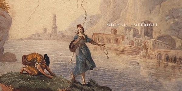 22. Michael Imperioli'nin adı, bir kadın arkalarındaki nehre bir kolye fırlatırken, dizlerinin üzerinde dua eden bir erkek figürünün yanında görünür.