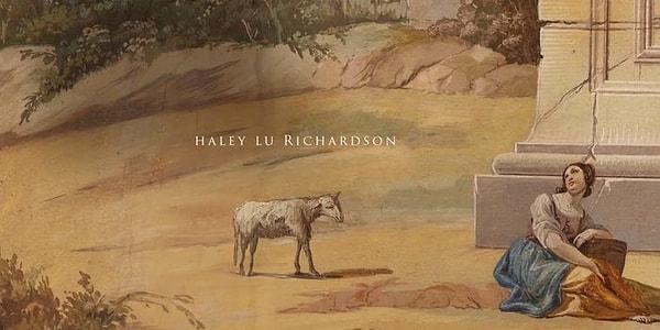 25. Haley Lu Richardson'ın adı, yanında bir kuzu bulunurken hayal kuran bir genç kızın yanında beliriyor.