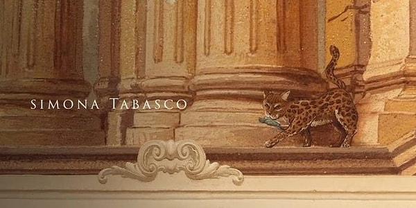 27. Simona Tabasco'nun adı, ağzında bir kuşla bir sütunun etrafında sinsice dolaşan bir leopar ekrana geldiğinde görünmekte.