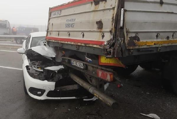 Kaza, dün sabah saatlerinde, Kırşehir- Kırıkkale yolunun Akpınar ilçe girişinde meydana geldi. Buzlanma ve sis nedeniyle şehirler arası yolcu otobüsü ile 3 TIR ve 6 otomobil çarpıştı.