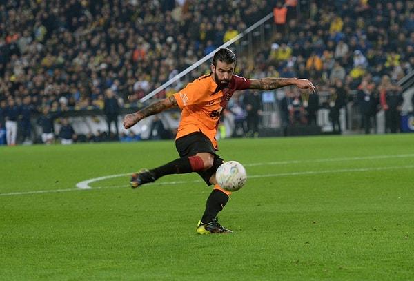 İlk 45 dakika, Sergio Oliveira'nın attığı gol sonucunda Galatasaray'ın üstünlüğüyle geçildi.