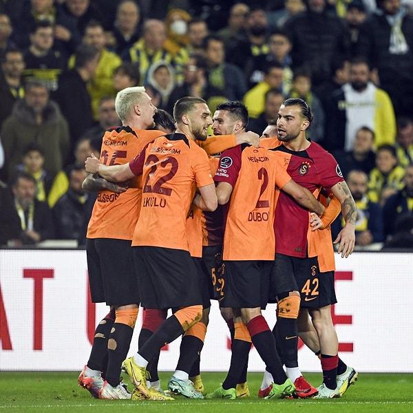 Galatasaray, Aralık 1999'dan bu yana ilk kez Fenerbahçe deplasmanında oynadığı bir Süper Lig maçının ilk yarısını önde tamamladı. (Opta)