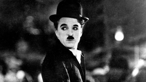 4. Şöhretinin zirvesindeyken "Charlie Chaplin'e benzeyenler" yarışmasına katılan Charlie Chaplin, üçüncü oldu!