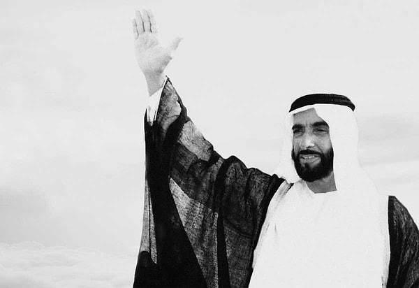 12. Eski Birleşik Arap Emirlikleri devlet başkanı Şeyh Zayed, 1998 yılında bazı ülke vatandaşlarının kirada oturduğunu öğrendiğinde şaşırdı ve kızdı.