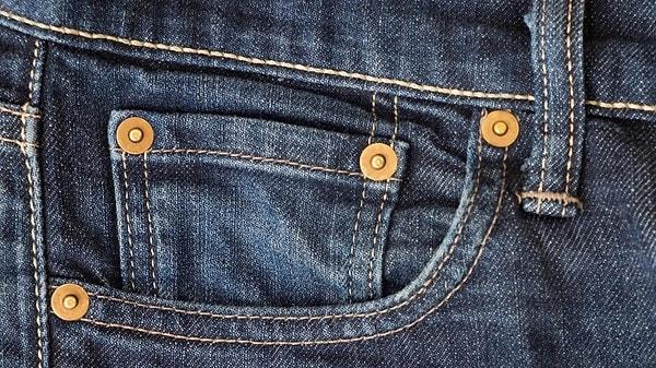 Kot pantolonların ön kısmındaki küçük ceplerin etrafındaki küçük metal zımbaların bir amacı olduğunu biliyor muydunuz?