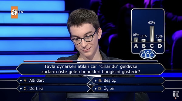 Emre Köseoğlu kendisine sorulan 4. soruda ilk jokerini kullanmak istedi. Tavladaki sayılar hakkında karşısına çıkan soruyu seyirciye sormayı tercih etti. Genç yarışmacı seyircilere güvenerek 'C' şıkkını verdi ve 5.000 TL'lik soruyu doğru yanıtlamış oldu.