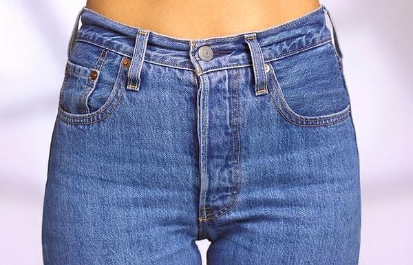 Kumaşı delen küçük metal zımbaları takarak, pantolonun perçinlenmesini icat eden Amerikalı terzi Jacob Davis'ti.