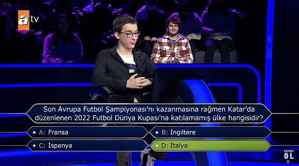 Genç yarışmacı sporla ilgili bir soruyla karşılaştı. Dünya Kupası ile ilgili soruda hiç zorlanmayan Köseoğlu, Katar'da düzenlenen 2022 Dünya Kupası'nda Türkiye olmadığı için Belçika'yı desteklediğini söyledi.