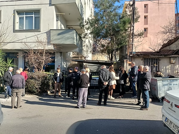 Kartal Cumhuriyet Mahallesi'ndeki 4 katlı binanın birinci katındaki dairede iki kadının cansız bedeni bulundu.