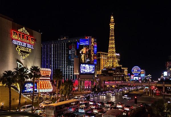 ABD’nin Las Vegas şehri bildiğiniz gibi kulüplerden kumarhanelere kadar renkli gece hayatı ile tüm dünyaya ‘Günah Şehri’ olarak nam saldı.