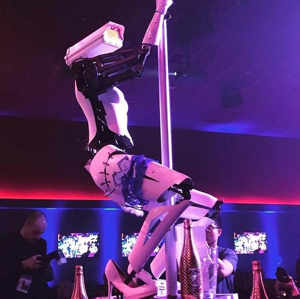 Tanıtımın ardından kulüpte 2018 yılında kullanılan striptizci robotlar da yeniden gündeme geldi...
