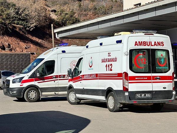 Karbonmonoksit gazından zehirlendikleri tespit edilen polislere oksijen tedavileri uygulandı.