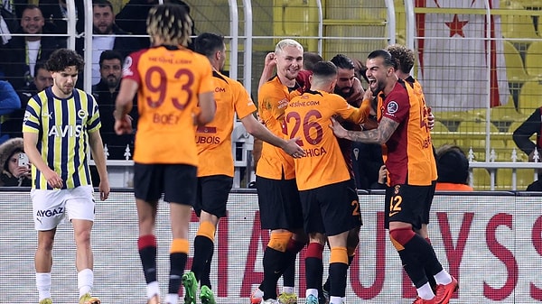 Spor Toto Süper Lig'in 18'inci haftasında Fenerbahçe, Galatasaray'a 3-0 mağlup oldu.