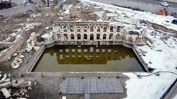 Günümüze kadar mimari özelliğini kaybetmeden görselliğini koruyan ve 2018 yılında UNESCO Dünya Miras Geçici Listesi'ne alınan Basilica Therma Roma Hamamı’nın turizme kazandırılması ve vatandaşların ziyaretine açılması amacıyla geçen yılın mayıs ayında Kültür ve Turizm Bakanlığı Kültür Varlıkları ve Müzeler Genel Müdürlüğünce başlatılan çevre düzenleme çalışmaları sürüyor.