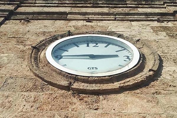 5. Antalya Kaleiçi'nin girişinde bulunan tarihi kuleye plastik saat taktık.