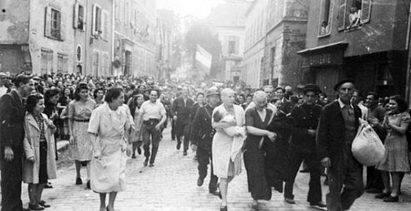 Fransız sokaklarında adeta bir karnaval gibi gerçekleşen bu olayda halktan bazıları kendisini kaybedip kadınlara tükürüyor, yumrukluyordu...