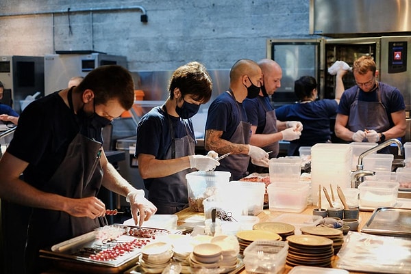 Ayrıca 'Noma 3.02 projesini tanımlamak için de 'Müşterilere hizmet her zaman kimliğimizin bir parçası olacak, ama sadece bir restoran olmayacağız' denildi.