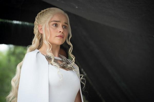 Dizi yayınlandığı dönem cinsellik içeren sahneleriyle epey bir konuşulmuştu malumunuz. Emilia Clarke'ın da Game of Thrones'un cinsellik ve çıplaklık içeren sahneleriyle ilgili itirafları gündem oldu.