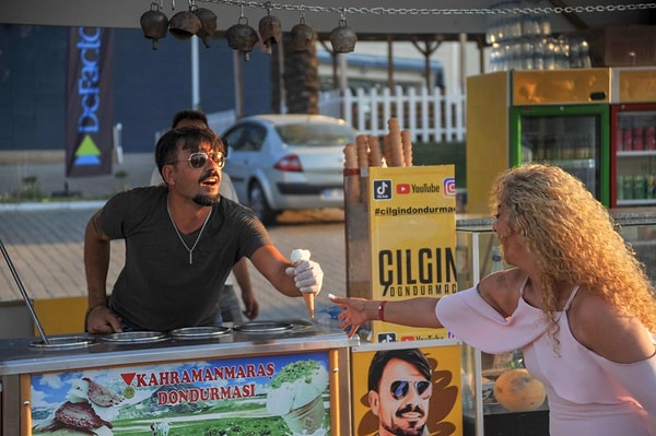 Sosyal medyada dondurma satarken neşeli danslarını paylaşarak fenomen olan ve "Çılgın Dondurmacı" lakabıyla tanınan Mehmet Dinç, silahlı saldırıya uğradığı iddia edildi.