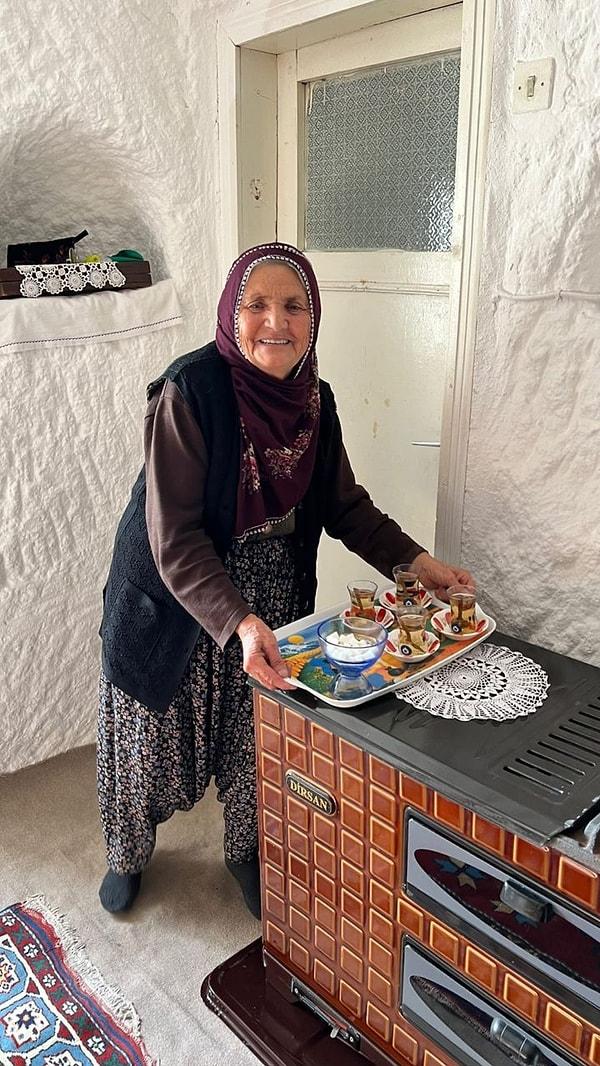 Nevşehir'de bir ailenin evine misafir olan Mertens ailesi bu anları sosyal medya hesaplarından paylaştı.