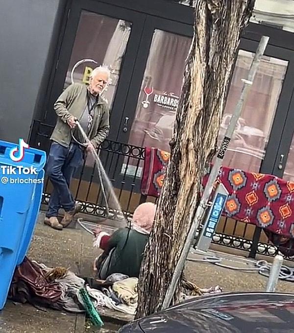 Geçtiğimiz günlerde San Francisco'da çekildiği iddia edilen görüntülerde yaşlı bir adamın evsiz bir kadının üstüne bahçe hortumuyla su fışkırttığına şahit olduk.