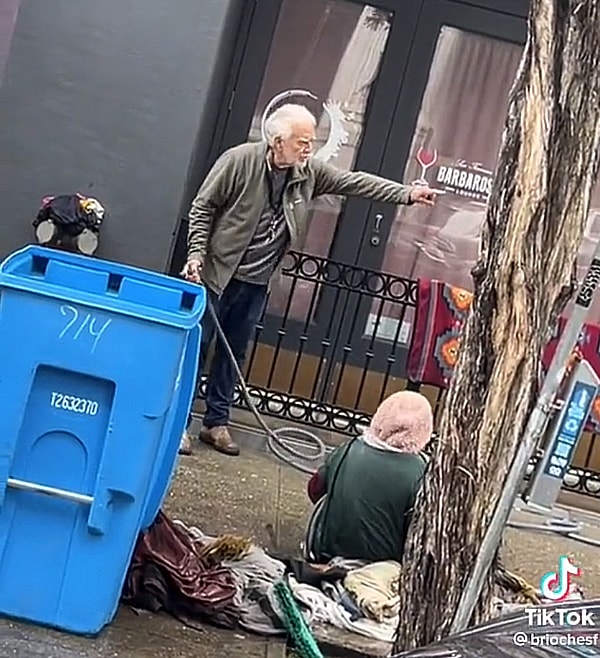 Yaşlı adam; görüntülerde, evsiz olduğu iddia edilen kadına ‘Git buradan!’ diyerek bağırıyor.