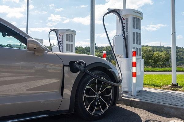 Fosil yakıtlarla çalışan arabalar yavaş yavaş yerini elektrikli otomobillere bırakıyor.