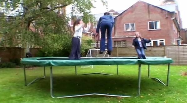 Boş zamanlarında bahçedeki trambolinde zıplayıp evin içindeki oyunları teker teker denediler.