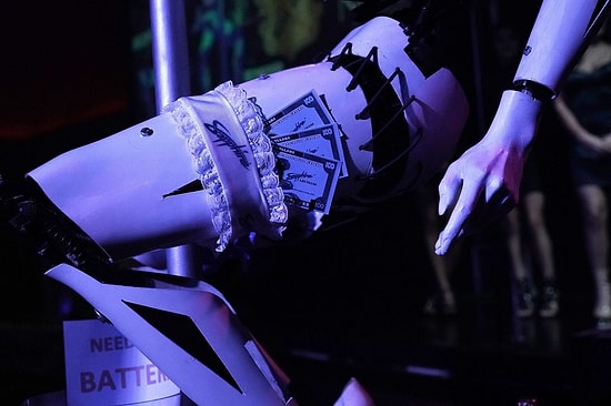 Самый большой стрип-клуб в мире нанял гигантского робота в качестве охраны