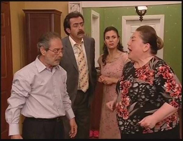 Çok izlenen dizide Ali Sunal, Ayşegül Atik, Ali Erkazan, Hatice Aslan gibi ünlü isimler yer alırken Jale Azaklı'da çocuk oyuncu olarak karşımıza çıkmıştı.
