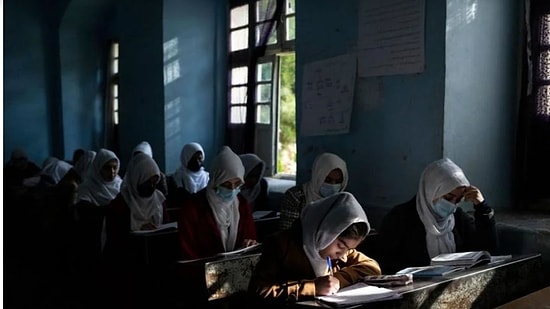 Taliban: 'Kadınların Eğitimini Yasaklamadık, Erteledik'