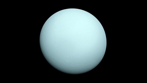 7. Uranüs'ün pürüzsüz bir golf topuna benzediği bu fotoğrafa baktıkça tüyleriniz diken diken oluyor.