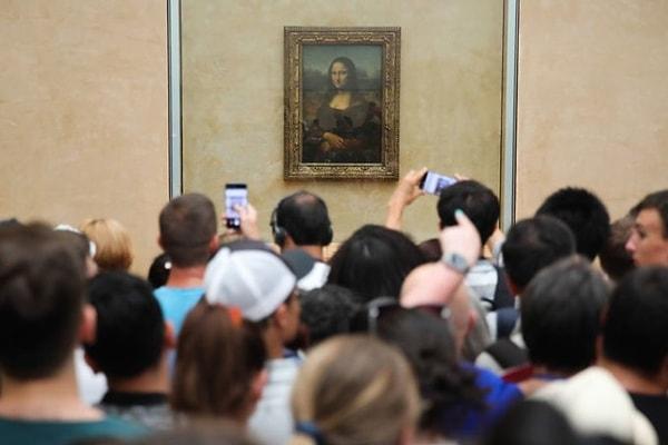 Bu fotoğraf bize aslında gerçek bir yağlı boya resim ile ukiyo-e baskının farkını çok net ortaya koyuyor. Tek bir Mona Lisa var. Mona Lisa'nın orijinalini görmek için de yine aynı şekilde tek bir yer var..