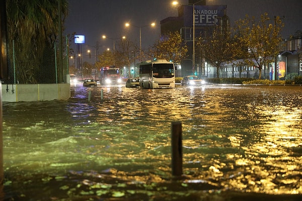 Bornova ilçesinde, Kemalpaşa Caddesi rögarların taşması nedeniyle su altında kaldı. Caddede seyir halindeki birçok araç yolda kaldı.