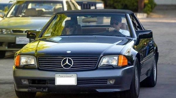 Harrison Ford'un 300 milyon dolarlık servetine rağmen hala 80'lerden kalma bir Mercedes SL 500 kullandığı biliniyor. Aracın günümüzdeki değeri 84 bin dolar.